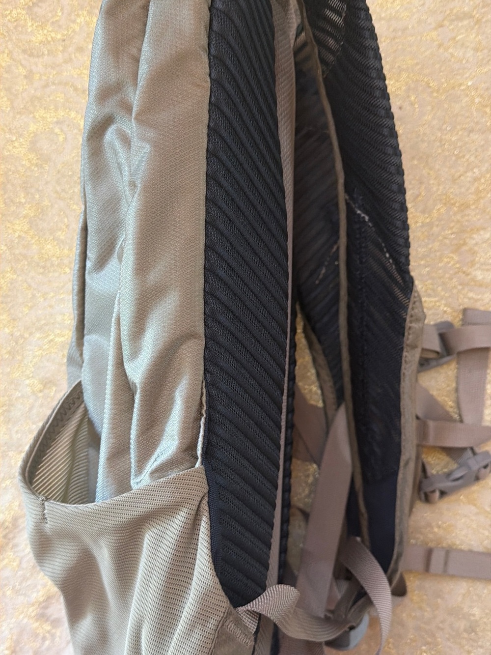 OSPREY Men’s Light Tan Hydration Daypack Backpack - Picture 9 of 12